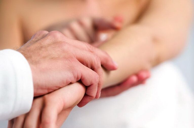 Dermatologe untersucht einen Patienten mit Psoriasis